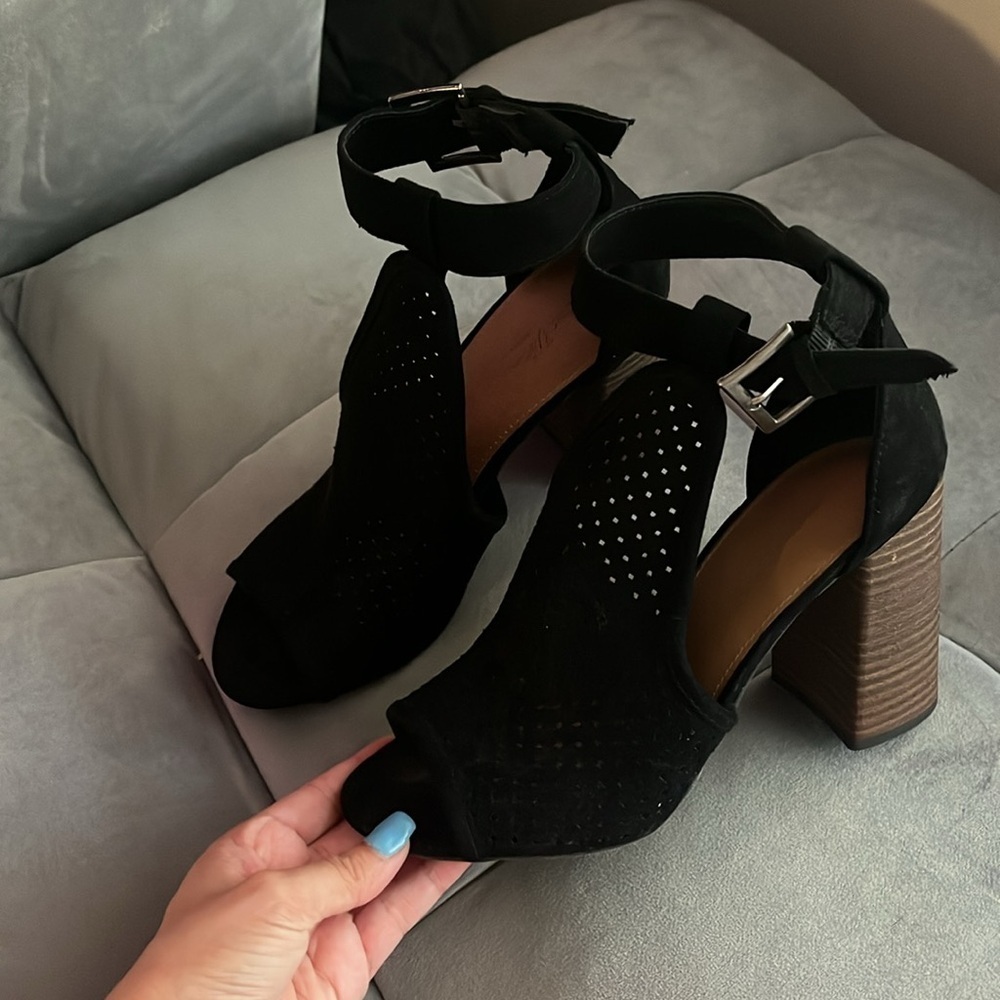 “Universal Thread Block Heels size 6”